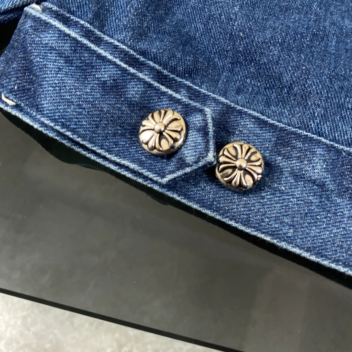 🅿️360 Chromehearts Chromehearts Flame Arms Red Flame Spliced ​​Leather Vine Denim Jacket, the same style as the star, multi-material leather cross, leather embroidery denim jacket, cabinet price N➕ level, patchwork cross flower embellishment, washed denim! !   Absolutely high-end luxury products, 2W-level god-level single products, super popular products, made by top heavy industry, a magic weapon that cannot be missed to hit the streets!  Color: washed blue Size: M-XL